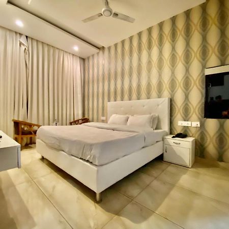 Hotel Hollywood - Family Hotel Zirakpur Buitenkant foto