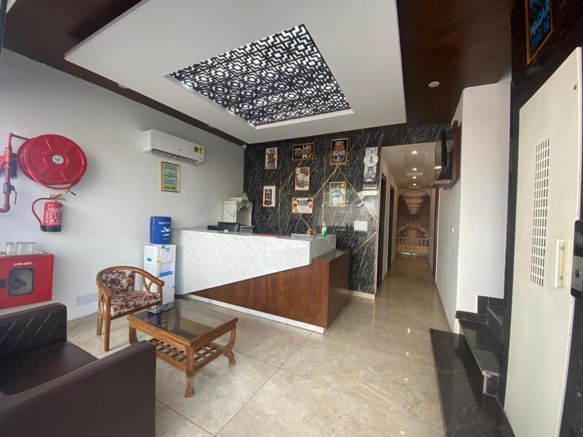 Hotel Hollywood - Family Hotel Zirakpur Buitenkant foto