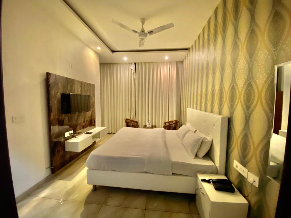 Hotel Hollywood - Family Hotel Zirakpur Buitenkant foto