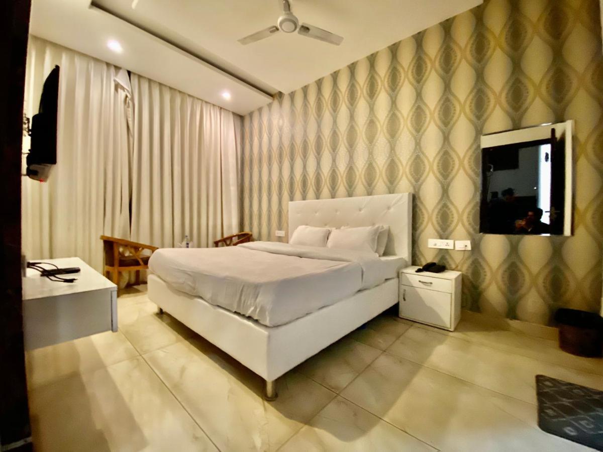 Hotel Hollywood - Family Hotel Zirakpur Buitenkant foto