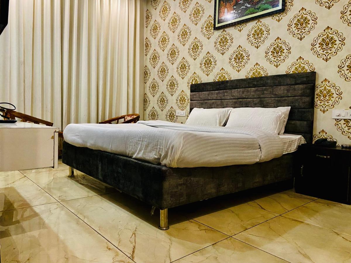 Hotel Hollywood - Family Hotel Zirakpur Buitenkant foto