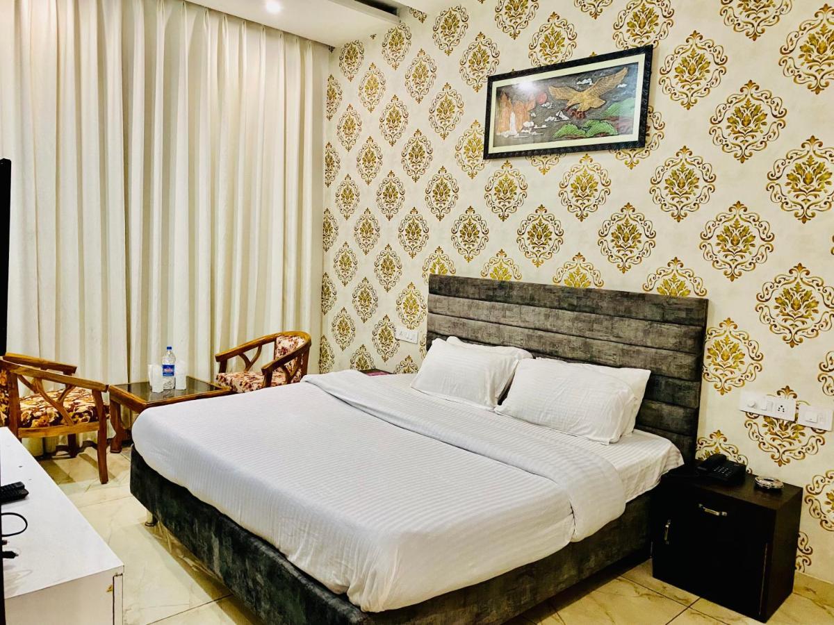Hotel Hollywood - Family Hotel Zirakpur Buitenkant foto