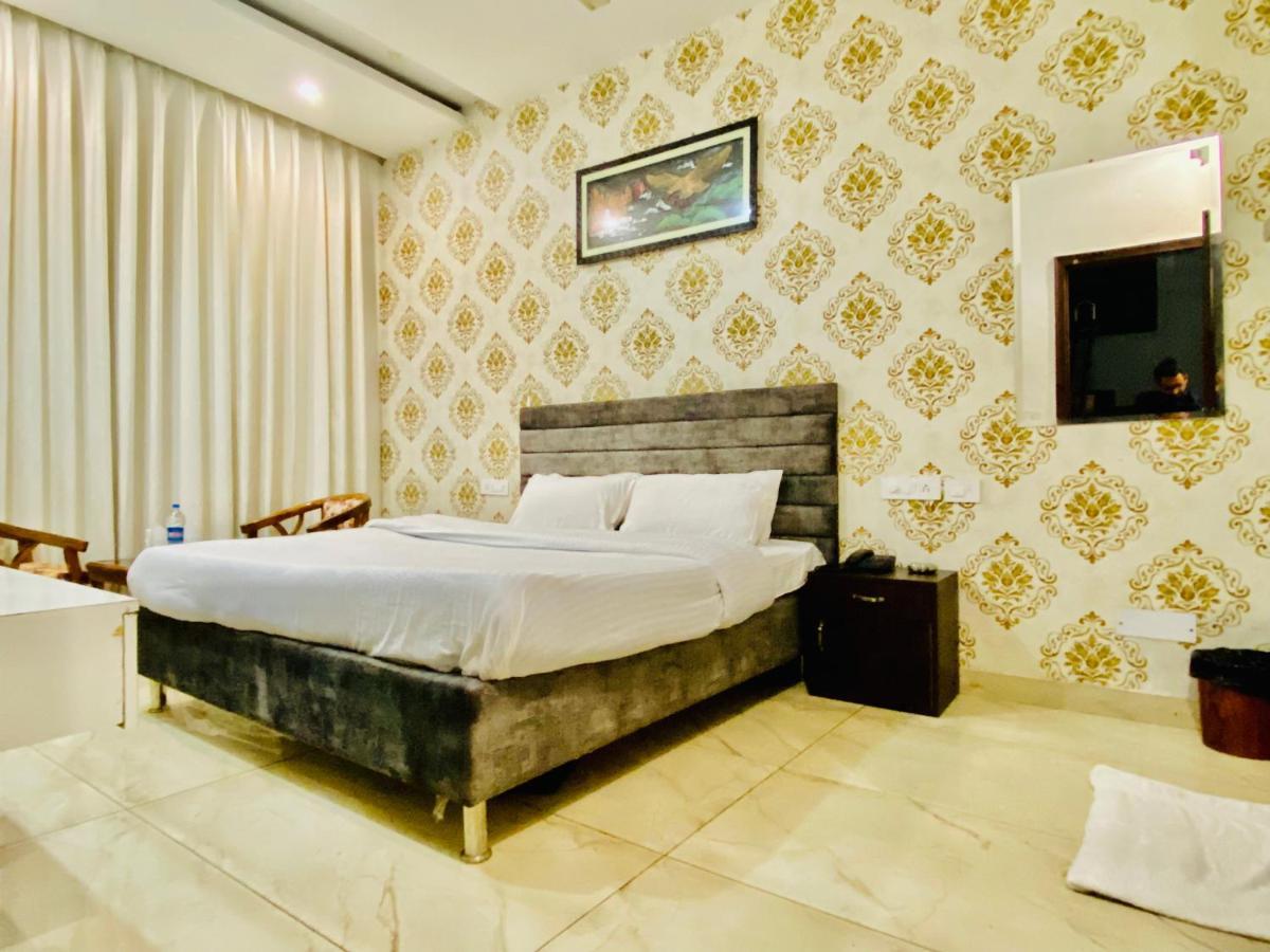 Hotel Hollywood - Family Hotel Zirakpur Buitenkant foto