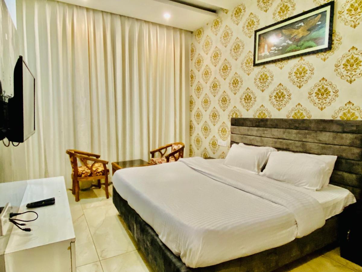 Hotel Hollywood - Family Hotel Zirakpur Buitenkant foto