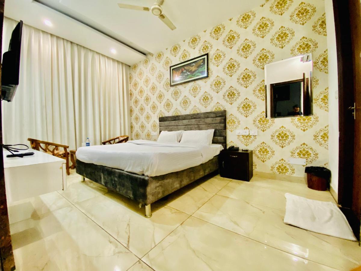 Hotel Hollywood - Family Hotel Zirakpur Buitenkant foto