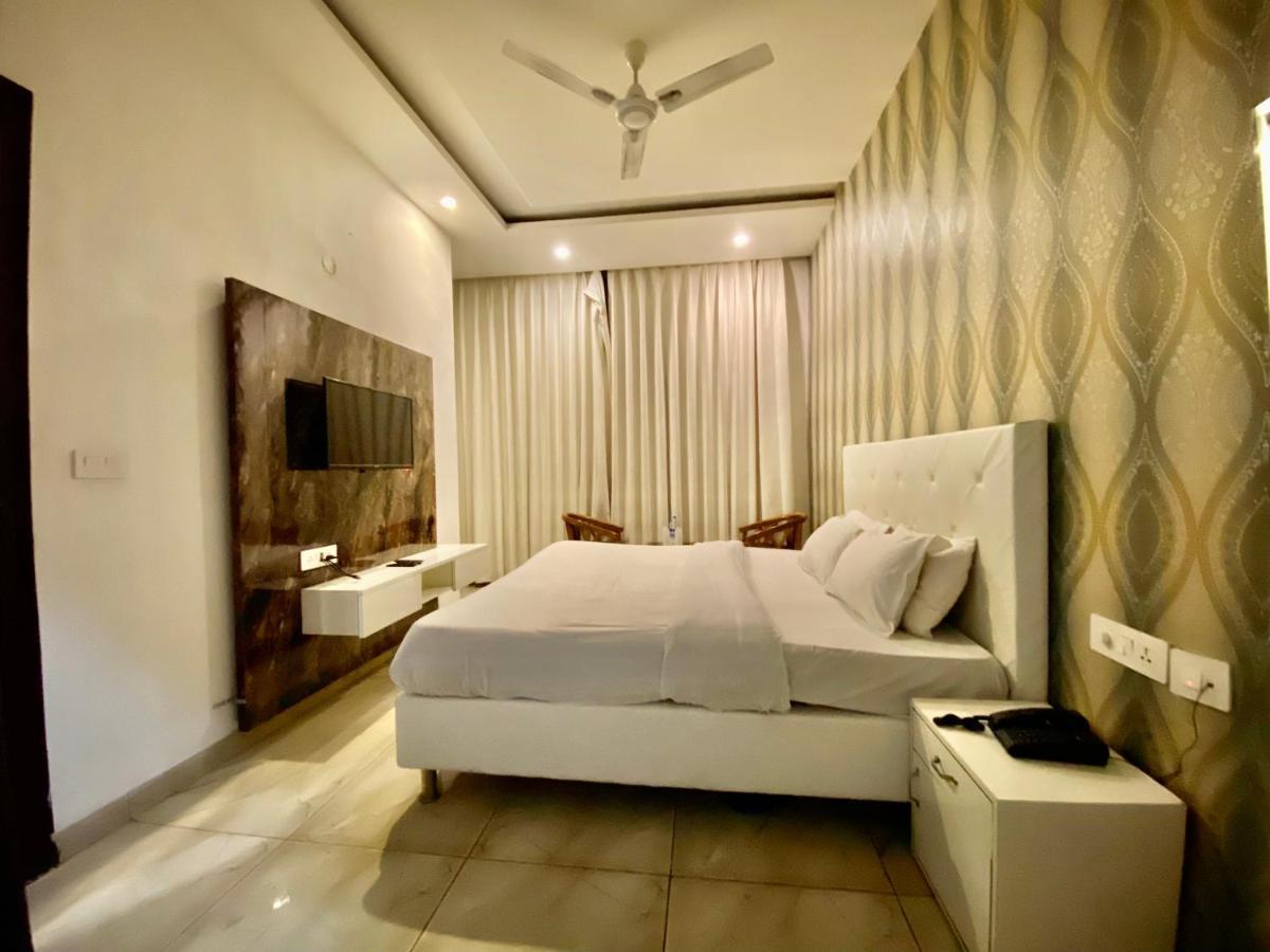Hotel Hollywood - Family Hotel Zirakpur Buitenkant foto