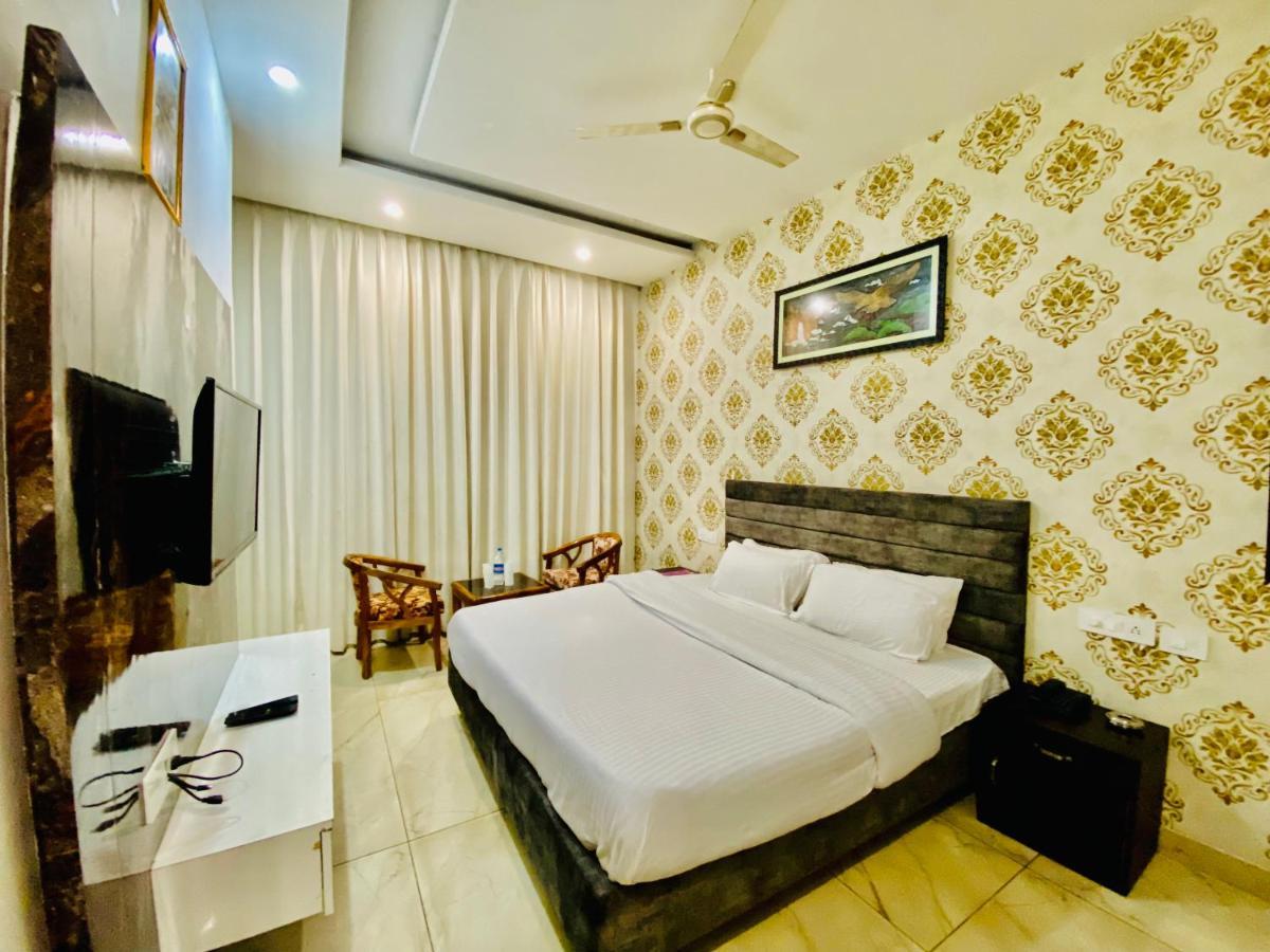 Hotel Hollywood - Family Hotel Zirakpur Buitenkant foto