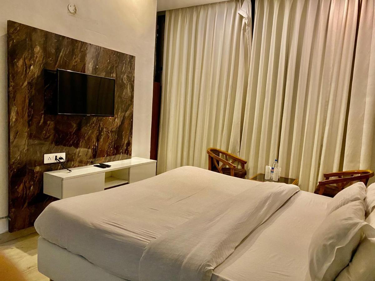 Hotel Hollywood - Family Hotel Zirakpur Buitenkant foto